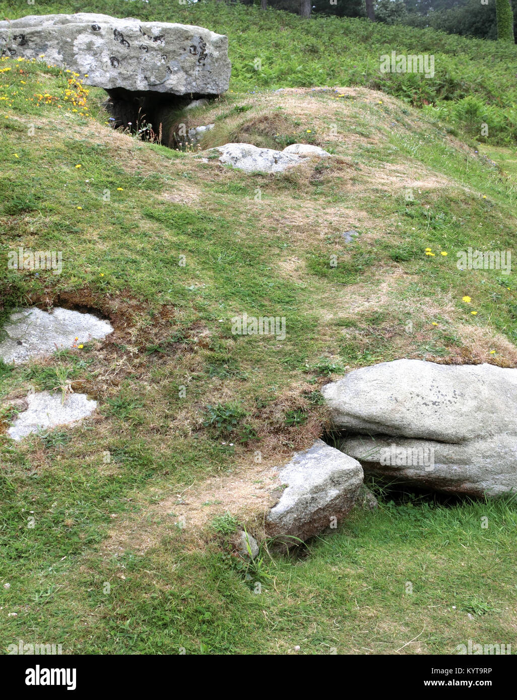 Untere Innisidgen Bronzezeit Grabkammer oder Eingang Grab, Porth Hellick, St Mary's. Isles of Scilly, Cornwall, England, Großbritannien im Sommer Stockfoto