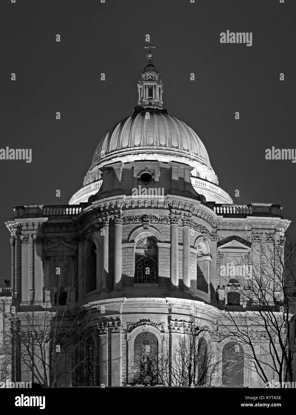 Blick auf die Kuppel der St. Paul's Kathedrale, entworfen von Sir Christopher Wren. Dome ist nachts beleuchtet. Foto in Schwarzweiß aus einer neuen Änderung Stockfoto