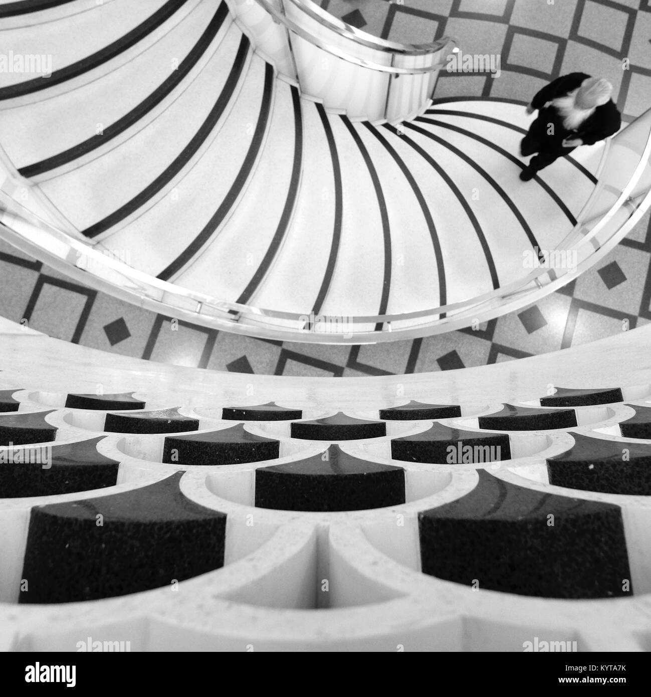 Detailansicht der Wendeltreppe in der Tate Britain Kunstgalerie in London UK mit bärtigen Mann uo die Treppe. In schwarzweiß fotografiert. Stockfoto