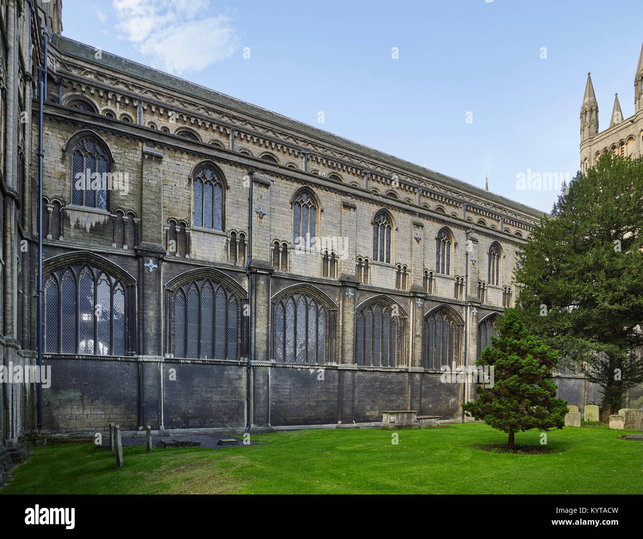 Die Kathedrale von Peterborough. Kirchenschiff außen aus dem Norden mit Maßwerk im Windows. 12. Jahrhundert, Ende Norman. Stockfoto