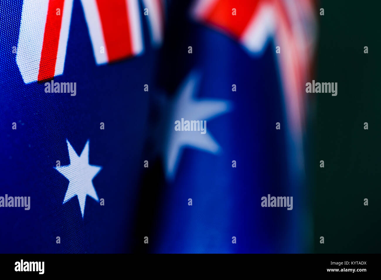 Nahaufnahme von einigen australischen Fahnen gegen einen dunkelgrünen Hintergrund Stockfoto