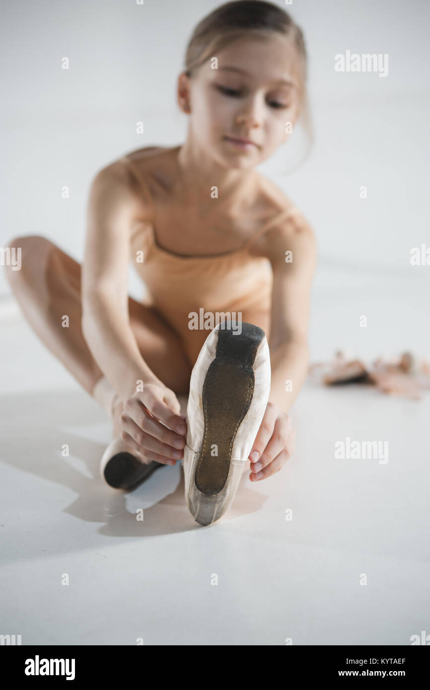 Schöne kleine Ballerina im blauen Kleid zum Tanzen anziehen Fuß Spitzenschuhe Stockfoto