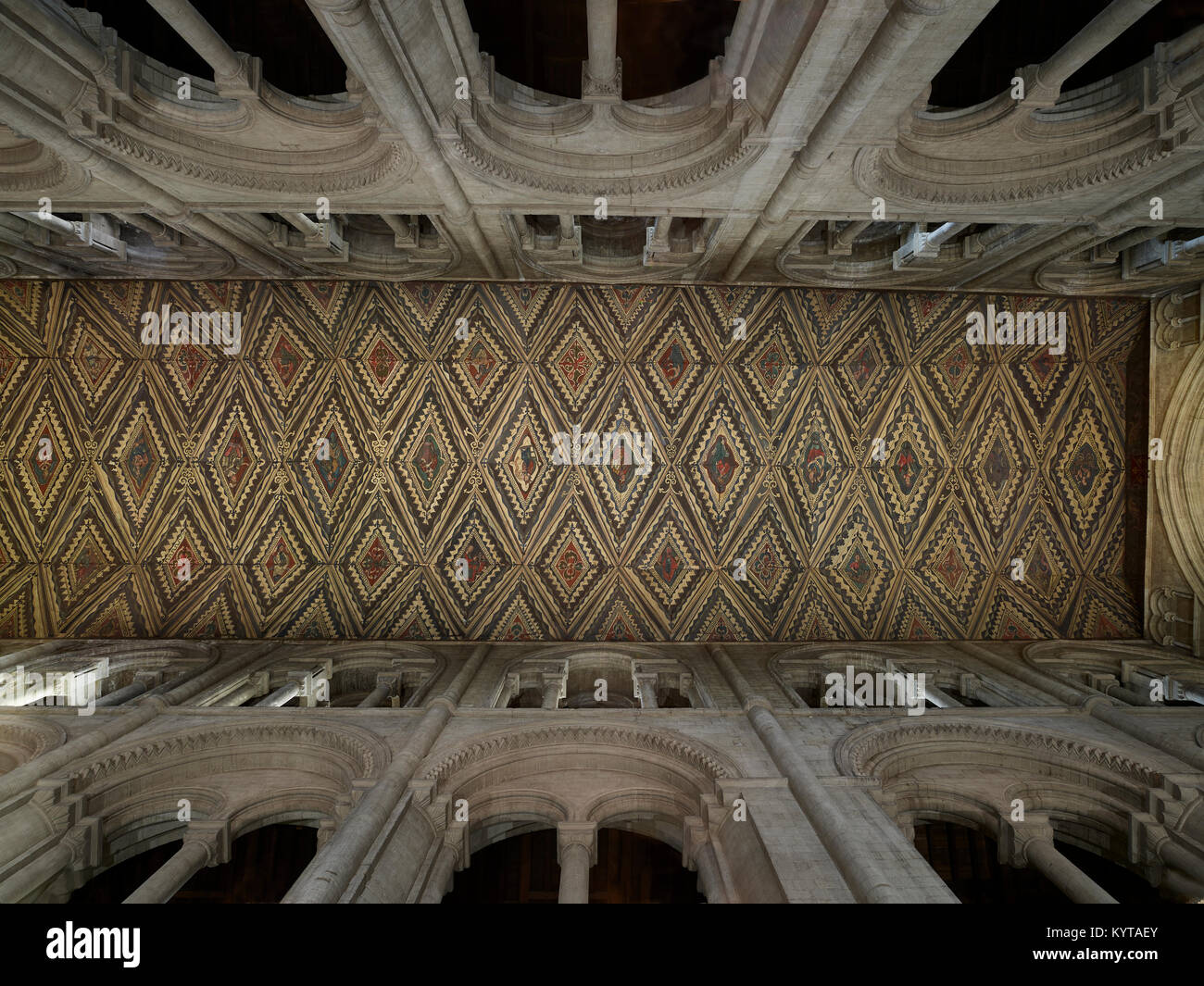 Die Kathedrale von Peterborough. Blick hinauf auf das Kirchenschiff Dach. Das Mauerwerk ist verspätet, Norman, 12. Jahrhundert. Die polychrome lackierten Dach aus Holz, mit Raute pat Stockfoto