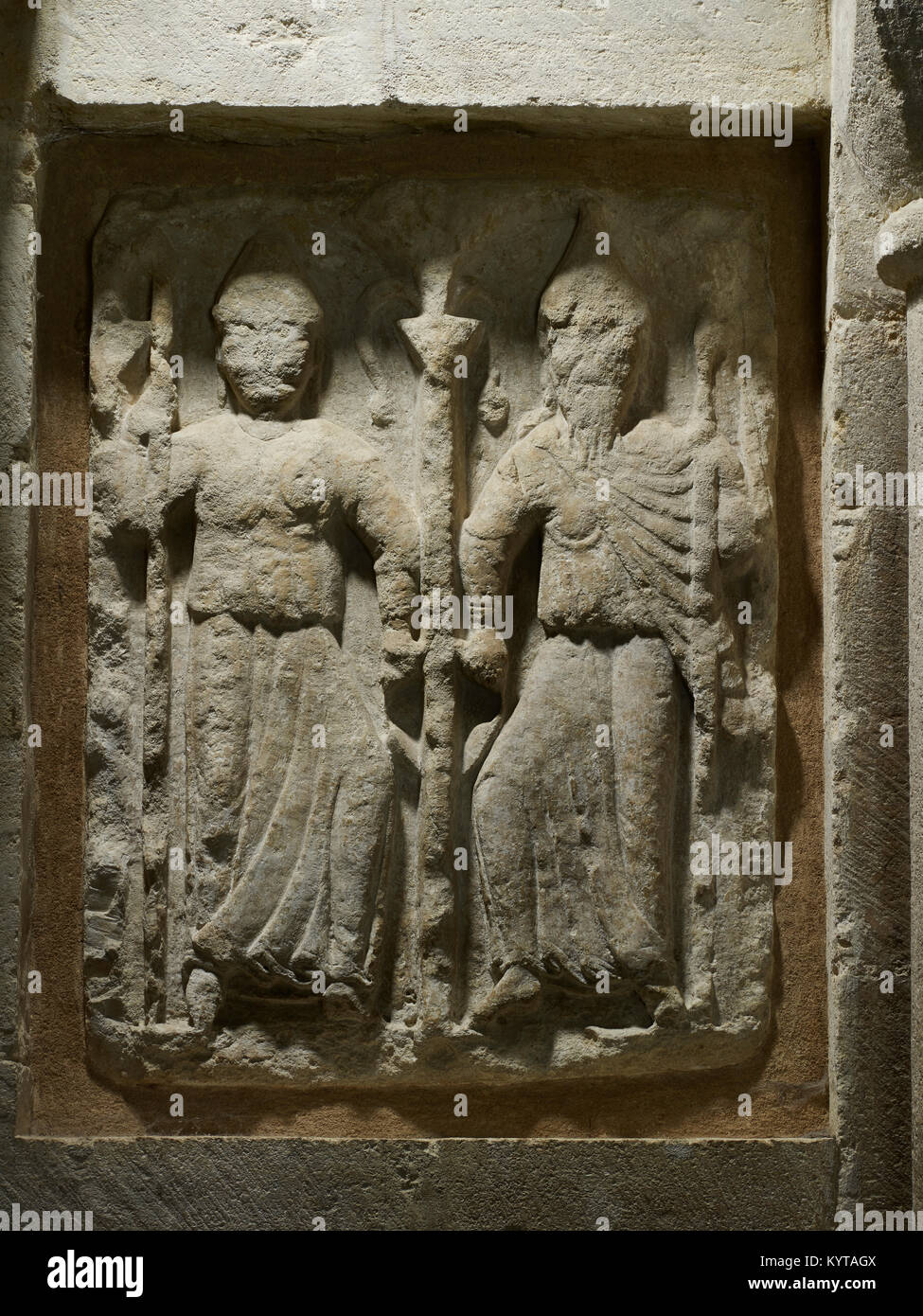 Die Kathedrale von Peterborough. Paar Figuren aus Stein in der westlichen Wand des südlichen Querhauses. Anscheinend ein römisches Paar (weiblich Links, männlich Rechts) sh Stockfoto