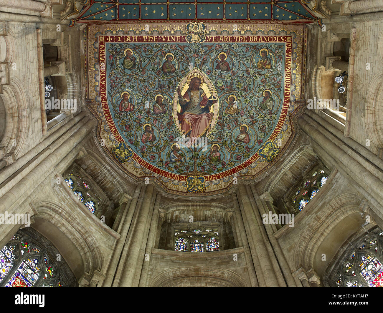 Die Kathedrale von Peterborough. Blick nach oben in die halbrunde Apsis Decke, neu lackiert n im 19. Jahrhundert unter Sir George Gilbert Scott. Zeigt Christus Stockfoto