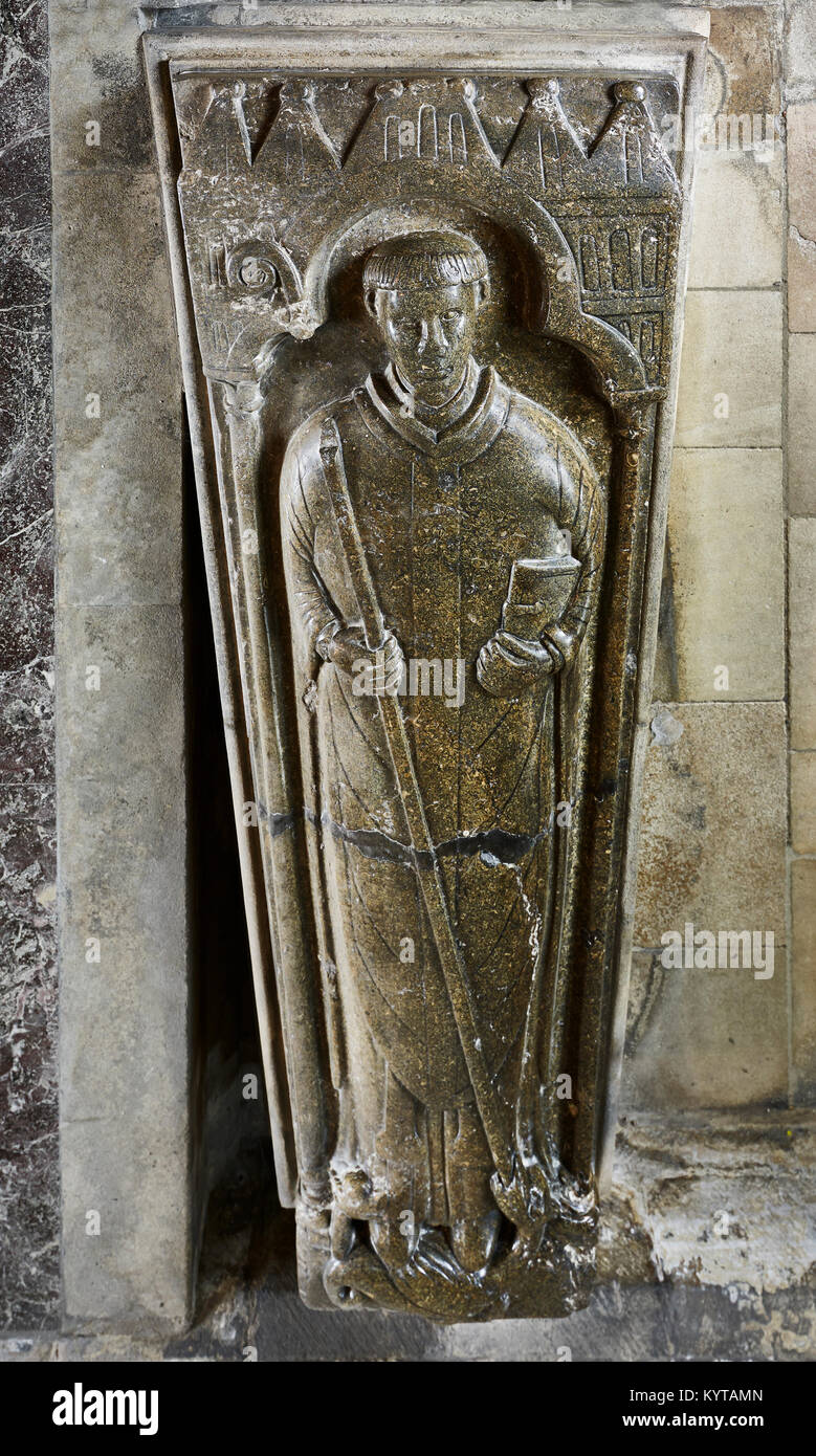 Die Kathedrale von Peterborough. Grabkunst Bildnis der Benediktiner Abt, Anfang des 13. Jahrhunderts. In schwarz 'Marble' von Alwalton geschnitzt Stockfoto