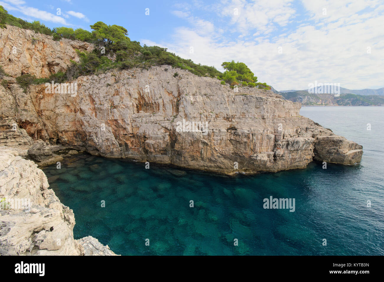 Malerischer Blick auf ein leeres Meer Höhle, seichtes Wasser und steilen und schroffen Klippen auf der Insel Lokrum in Kroatien. Stockfoto