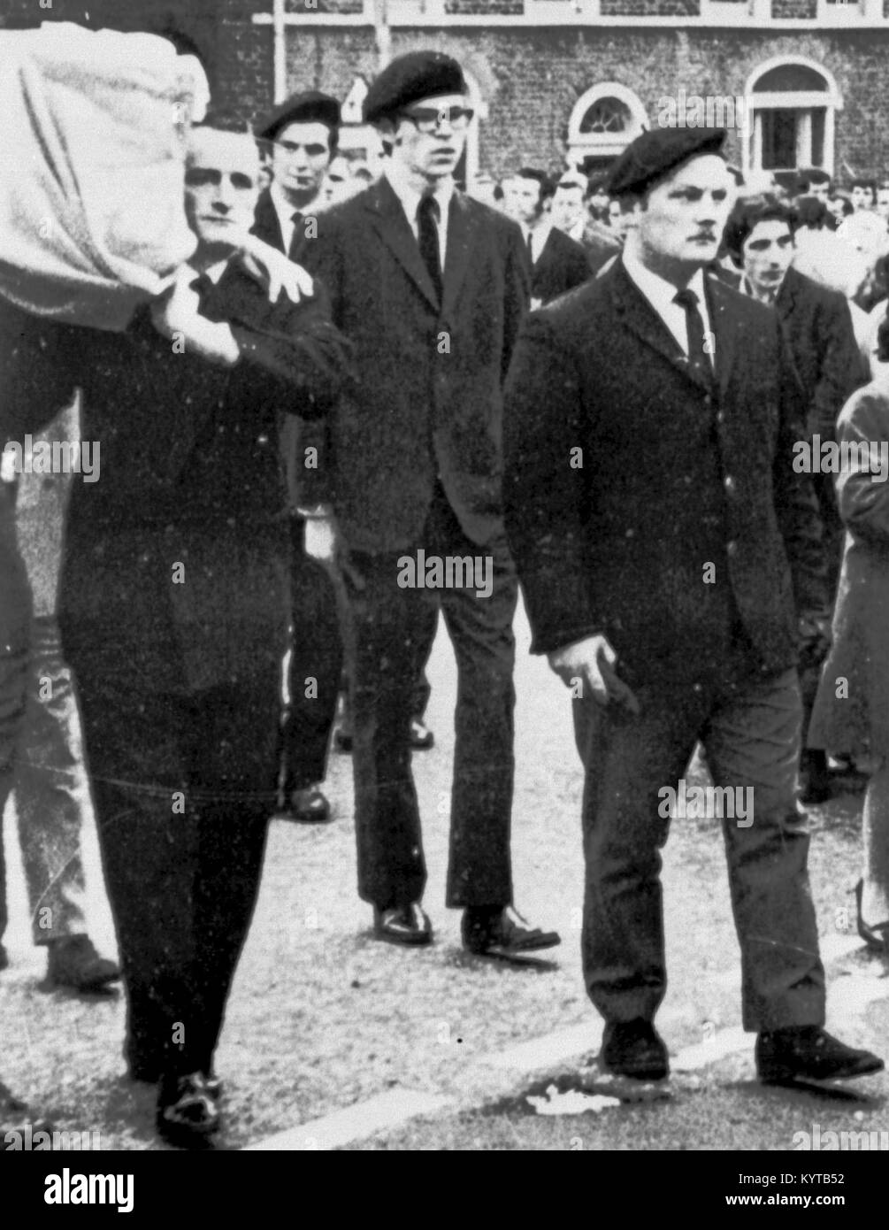 Undatiertes Bild von Gerry Adams (Mitte) in Belfast, die als Mitglied der IRA Spalier, als die Sinn Féin Leader ein zugelassenes Angebot zwei historische Überzeugungen für den Versuch, aus dem Gefängnis zu fliehen zum Kippen gebracht. Stockfoto
