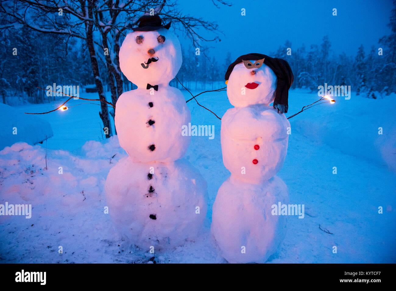 Männliche und weibliche Schneemann mit Wunderkerzen. Stockfoto