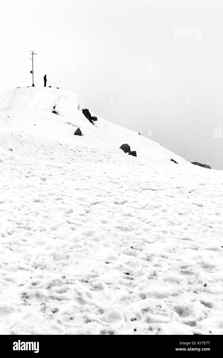 Solo Trekker Mann steht auf triund Hill Top in Mcleod Ganj, Dharamsala, Himachal Pradesh, Indien. Schöne Silhouette eines einzelnen Mannes Stockfoto