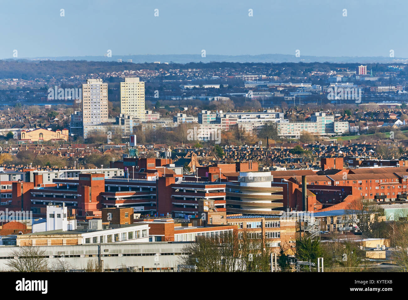 Ansicht im Norden von London, Großbritannien, von Alexandra Palace, mit grünen Holz Shopping Center im Vordergrund Stockfoto