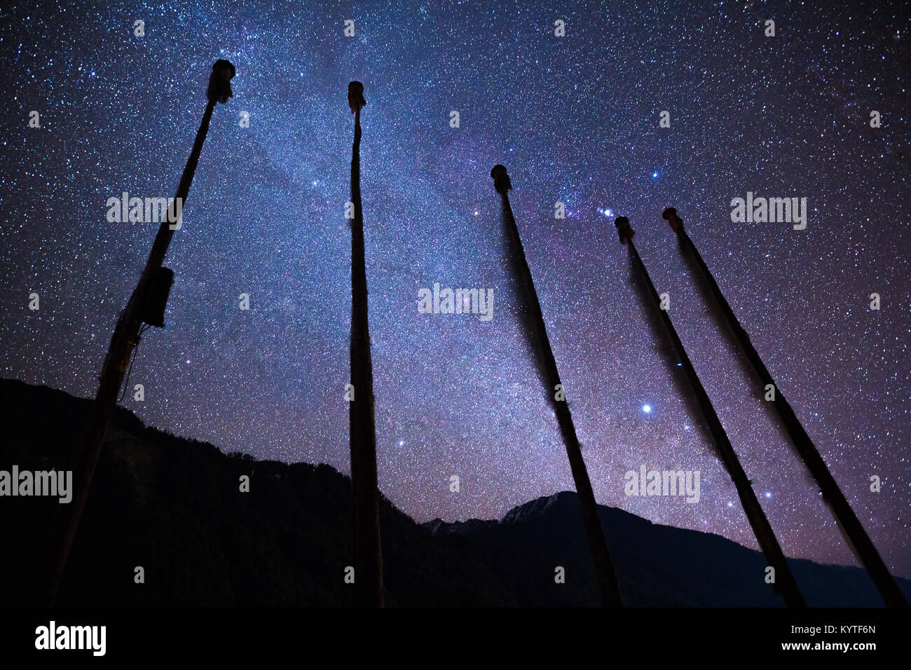 Milliarden von Sternen schmücken den Nachthimmel über verschneite Berge von Lachen Dorf im Norden von Sikkim, Indien. Astro Fotografie im Nordosten Indiens. Stockfoto