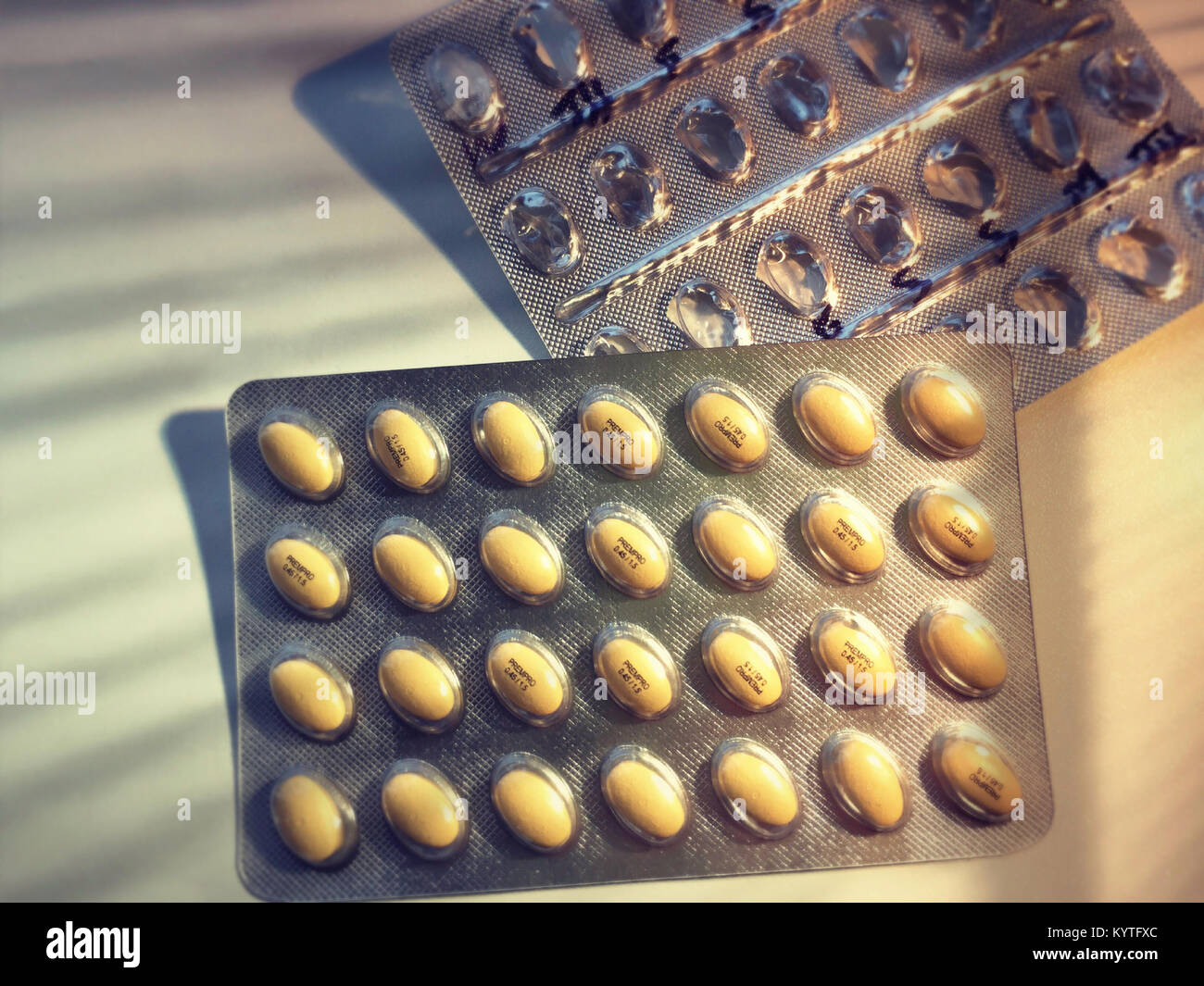 Gebrauchte und Neue monatliche Pille, USA Stockfoto