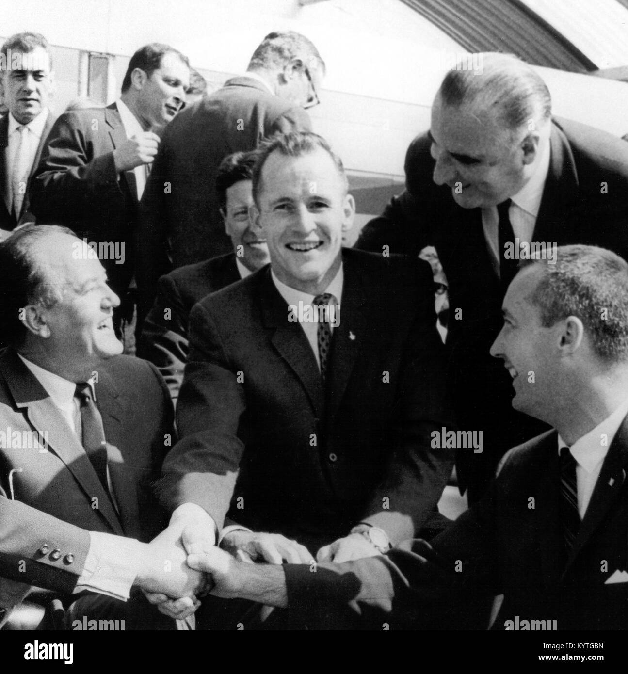 Der russische Kosmonaut Juri Gagarin (1934-1968) treffen Astronauten der NASA Gemini 4-Programm auf der Paris Air Show im Juni 1965. US-Vizepräsident Hubert Humphrey ist zu Gagarins rechts und der französische Premier Georges Pompidou sitzt steht über der linken Schulter. Stockfoto