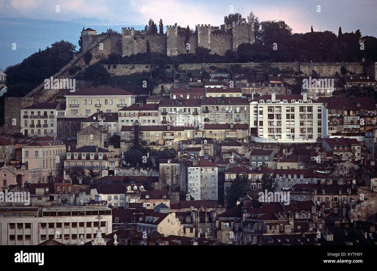 Saint George Schloss, eine maurische Burg, mit Blick auf die Stadt Lissabon, Portugal Stockfoto