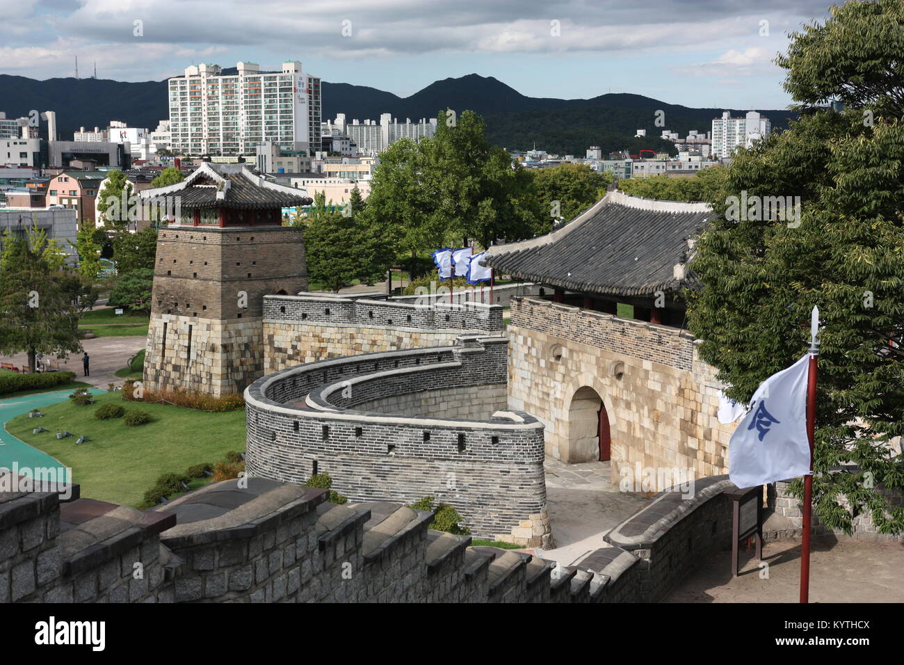 die-mauer-der-festung-hwaseong-fotos-und-bildmaterial-in-hoher