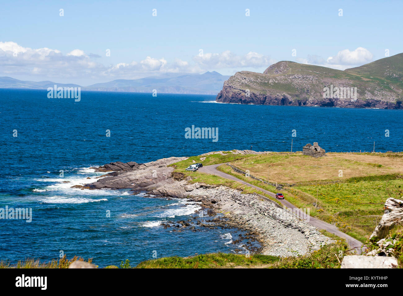 Kerry, Irland, Küste, mit alten Hungersnot Haus im Hintergrund Stockfoto