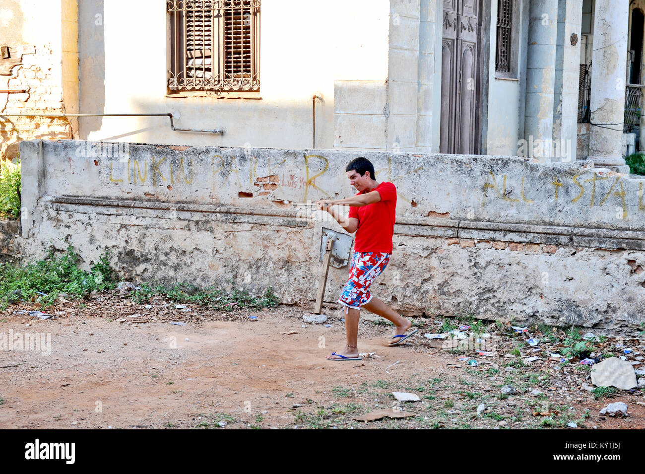 Havanna, Kuba, 11. Mai 2009. Kubanische Jugendliche spielen Baseball mit primitiven Ausrüstung in Havanna, Kuba, am 11. Mai 2009. Ein metallrohr als bat Stockfoto