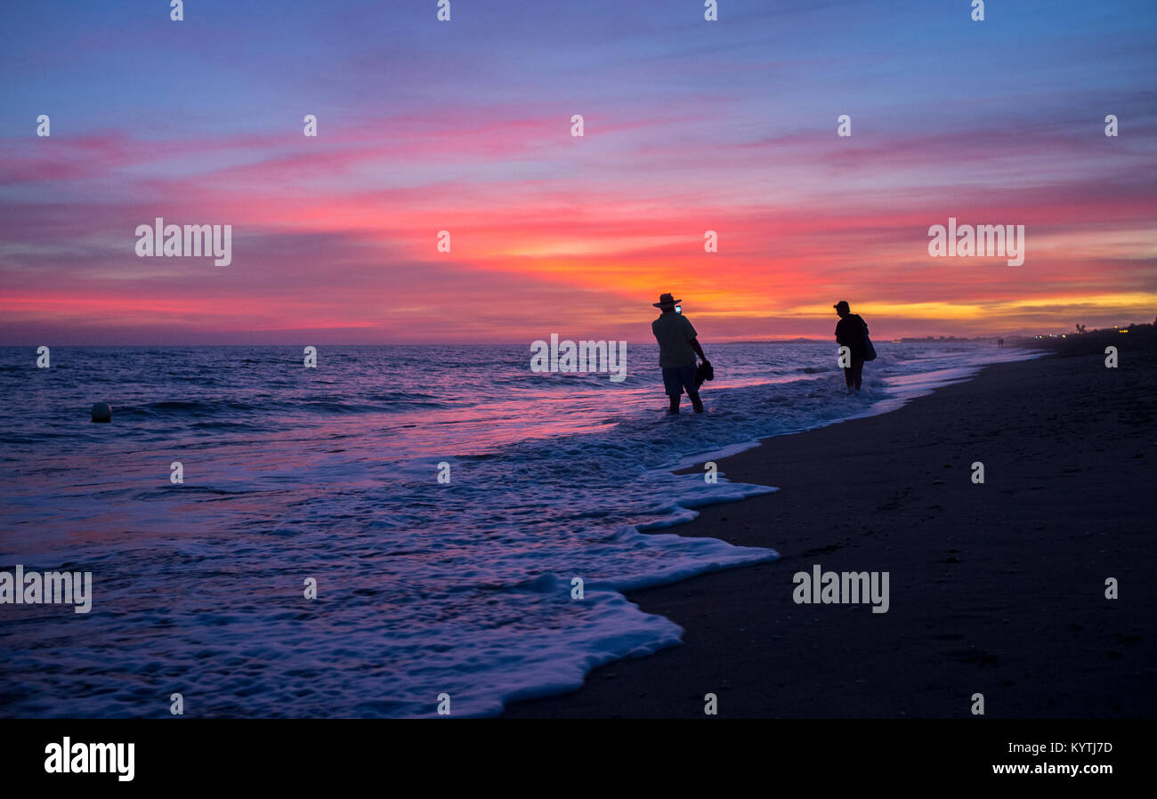 Elder touristische paar Fotos am Strand von Islantilla während den herrlichen Sonnenuntergang. Huelva, Spanien Stockfoto