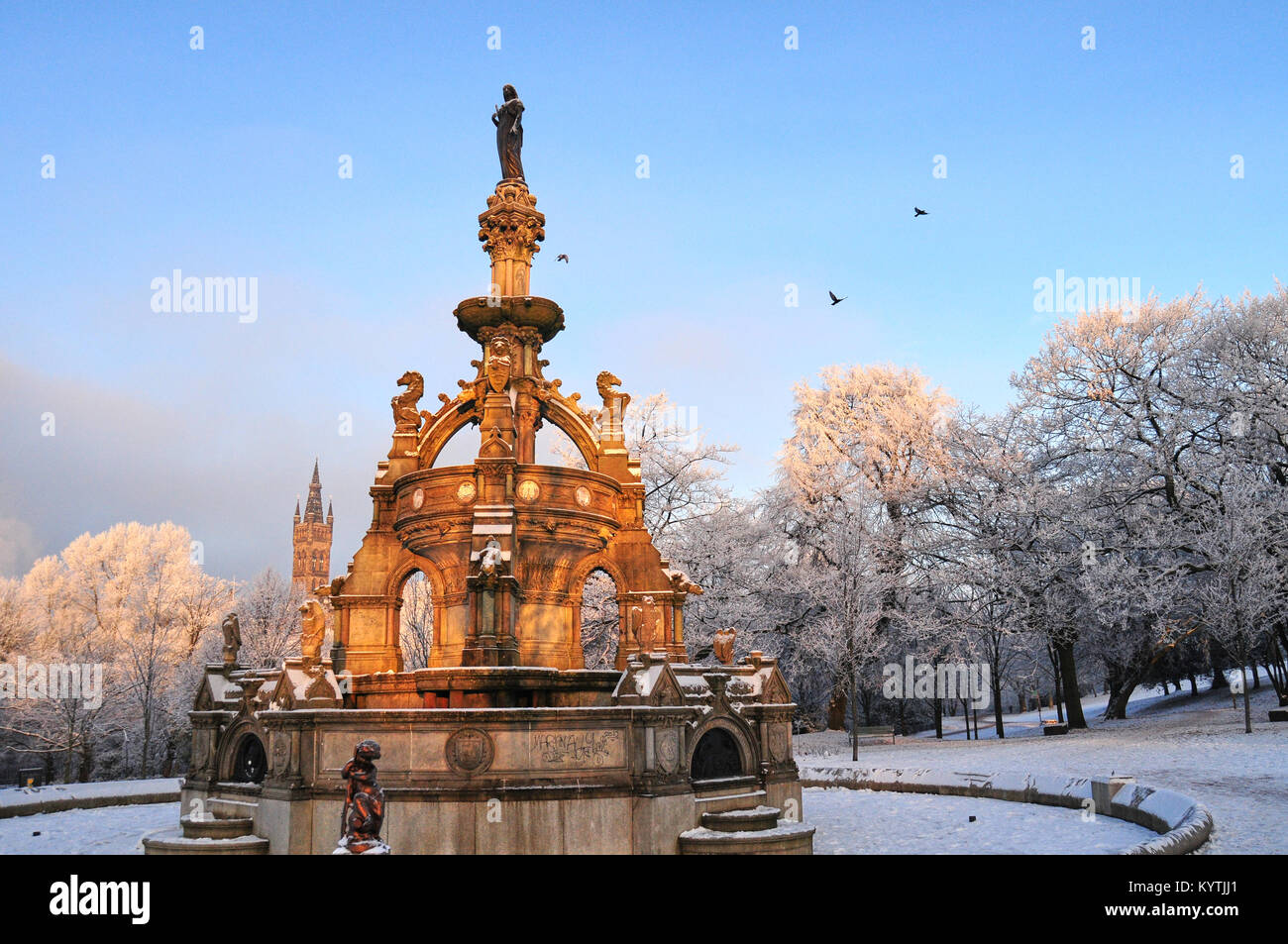 Frost auf der Stewart Memorial Fountain in Kelvongrove Park, Glasgow. Schottland. Stockfoto
