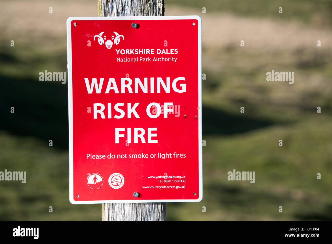 Zeichen auf Moorland innerhalb der Yorkshire Dales Warnung vor der Gefahr von Feuer bei trockenem Wetter. Stockfoto