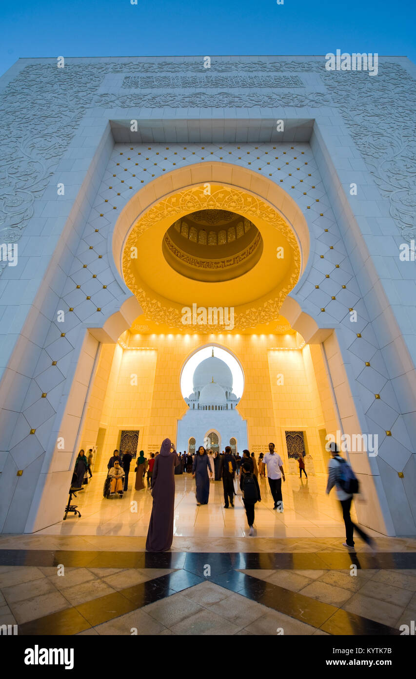 ABU DHABI, VEREINIGTE ARABISCHE EMIRATE - Dez 31, 2017: Der Haupteingang in der Dämmerung der Sheikh Zayed Moschee in Abu Dhabi. Es ist die größte Moschee der Stockfoto