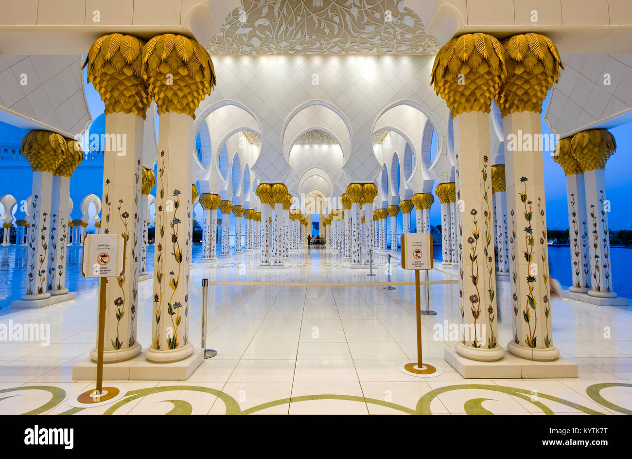 ABU DHABI, VEREINIGTE ARABISCHE EMIRATE - Dez 31, 2017: Teil des Innenraums der Sheikh Zayed Moschee in Abu Dhabi in der Dämmerung. Es ist die größte Moschee Stockfoto
