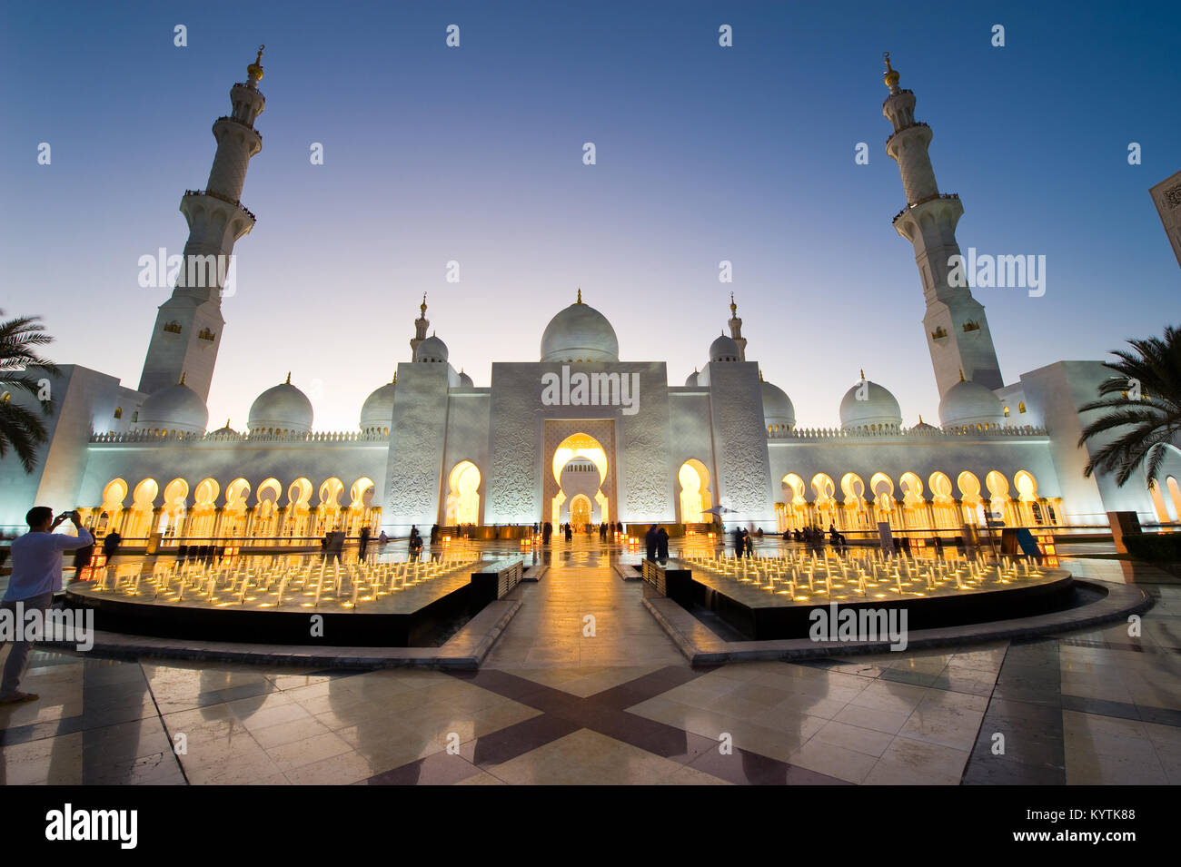 ABU DHABI, VEREINIGTE ARABISCHE EMIRATE - Dez 31, 2017 : Äußeres der Sheikh Zayed Moschee in Abu Dhabi in der Dämmerung. Es ist die größte Moschee des Landes. Stockfoto