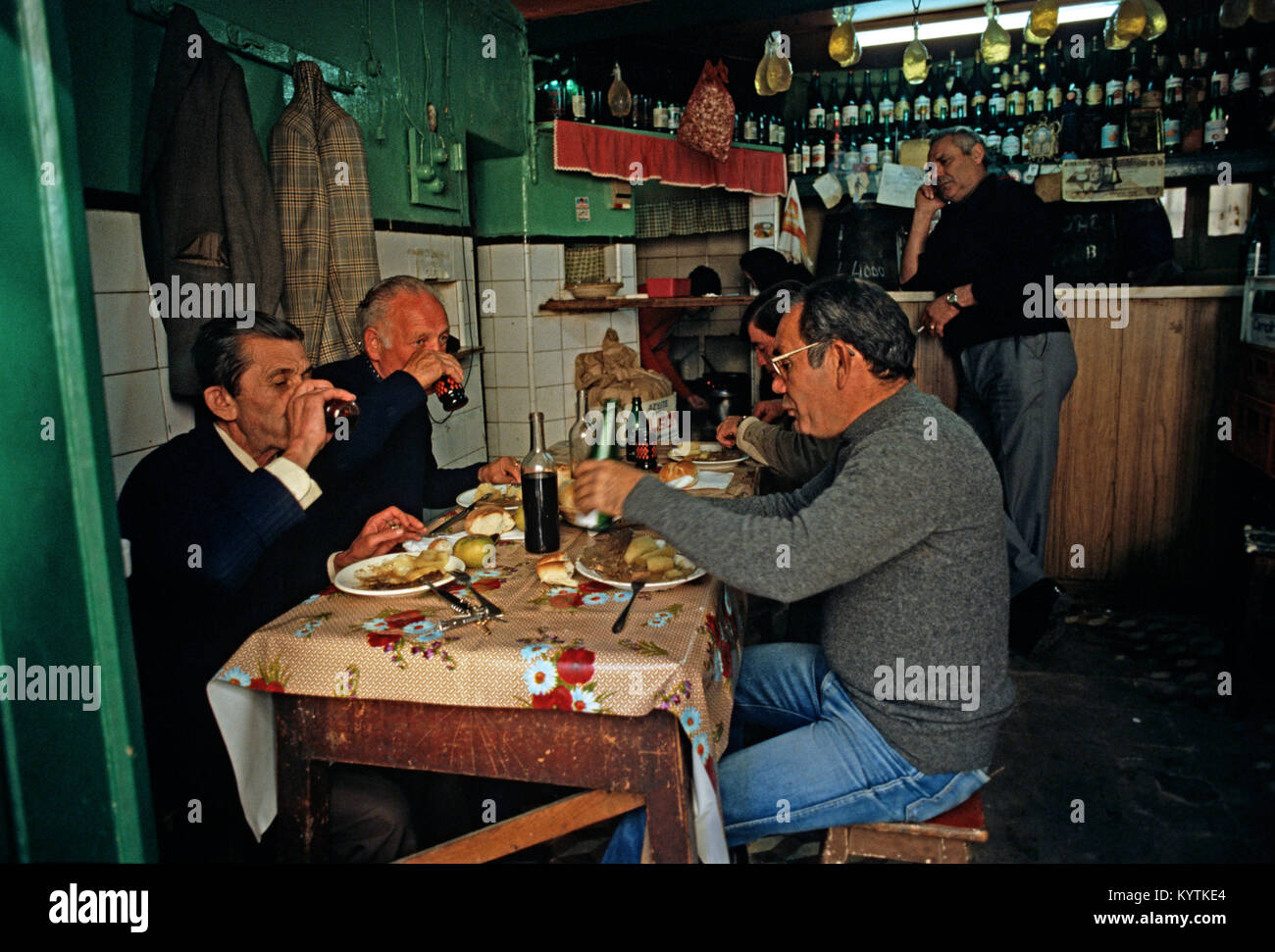 Arbeiter in kleinen Cafe in Alfama von Lissabon, Portugal Stockfoto