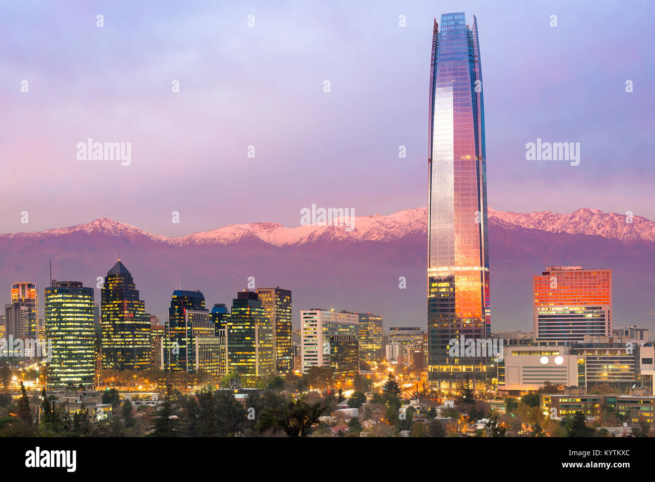 Skyline von Financial District bei Providencia in Santiago de Chile mit der Anden im Hintergrund Stockfoto