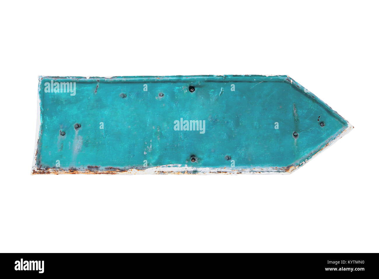 Cyan Farbe Pfeil Form aus einer rostigen und grunge metal Eisenplatte mit Peeling Beschichtung und Kratzer Textur auf einem weißen Hintergrund. Stockfoto