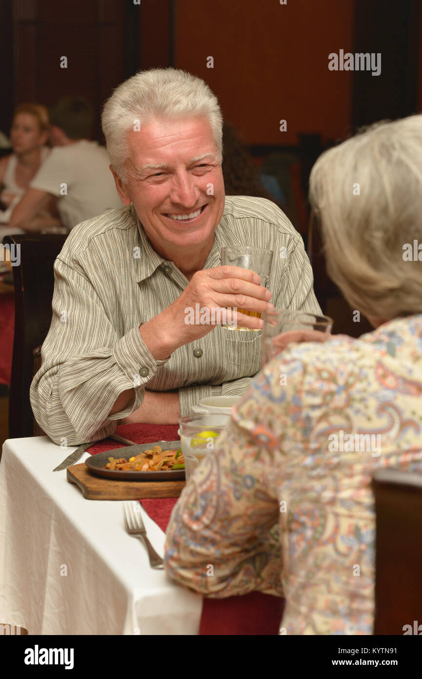 Senior Paar mit einem Abendessen Stockfoto