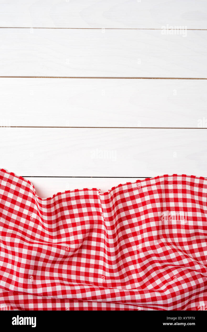 Rot karierte Tischdecke über weiße Holztisch Stockfoto