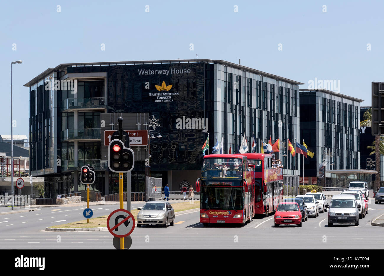 Das Zentrum von Kapstadt, Südafrika. Dezember 2017. Die British American Tobacoo Hauptsitz am Wasserweg Haus in der Nähe der Waterfront. Stockfoto