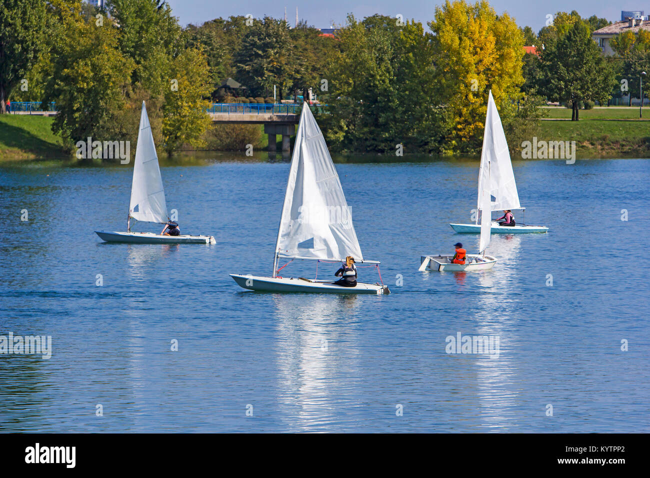 Regatta Segeln von kleinen Booten auf dem See Stockfoto