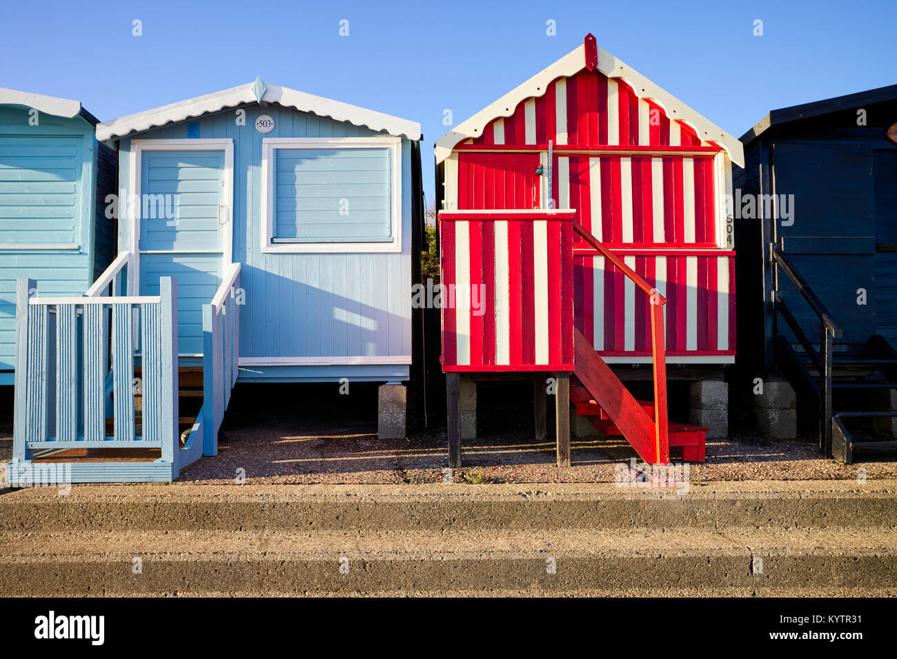 Bunte Badehäuschen in Frinton-on-Sea, Essex Stockfoto
