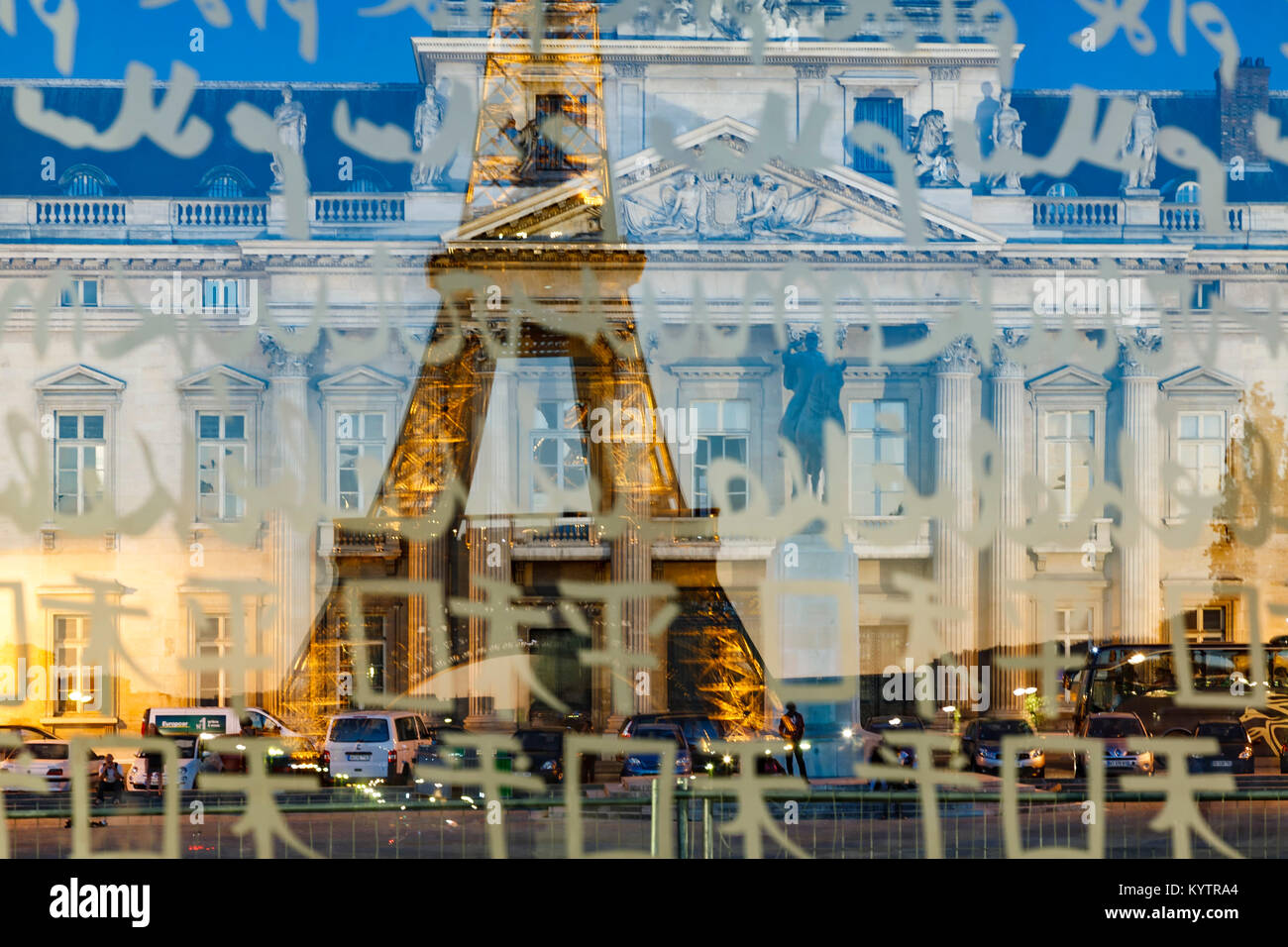 Eiffelturm spiegelt sich auf Wand für den Frieden (Ecole Militaire im Hintergrund), Paris, Frankreich Stockfoto