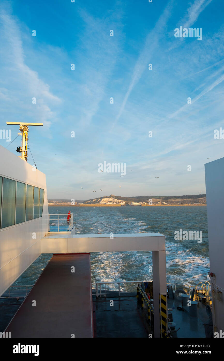 Am frühen Morgen frühlingssonne als Cross Channel Fähre im Hafen von Dover, Kent, Großbritannien fährt in Richtung Calais, Frankreich Stockfoto
