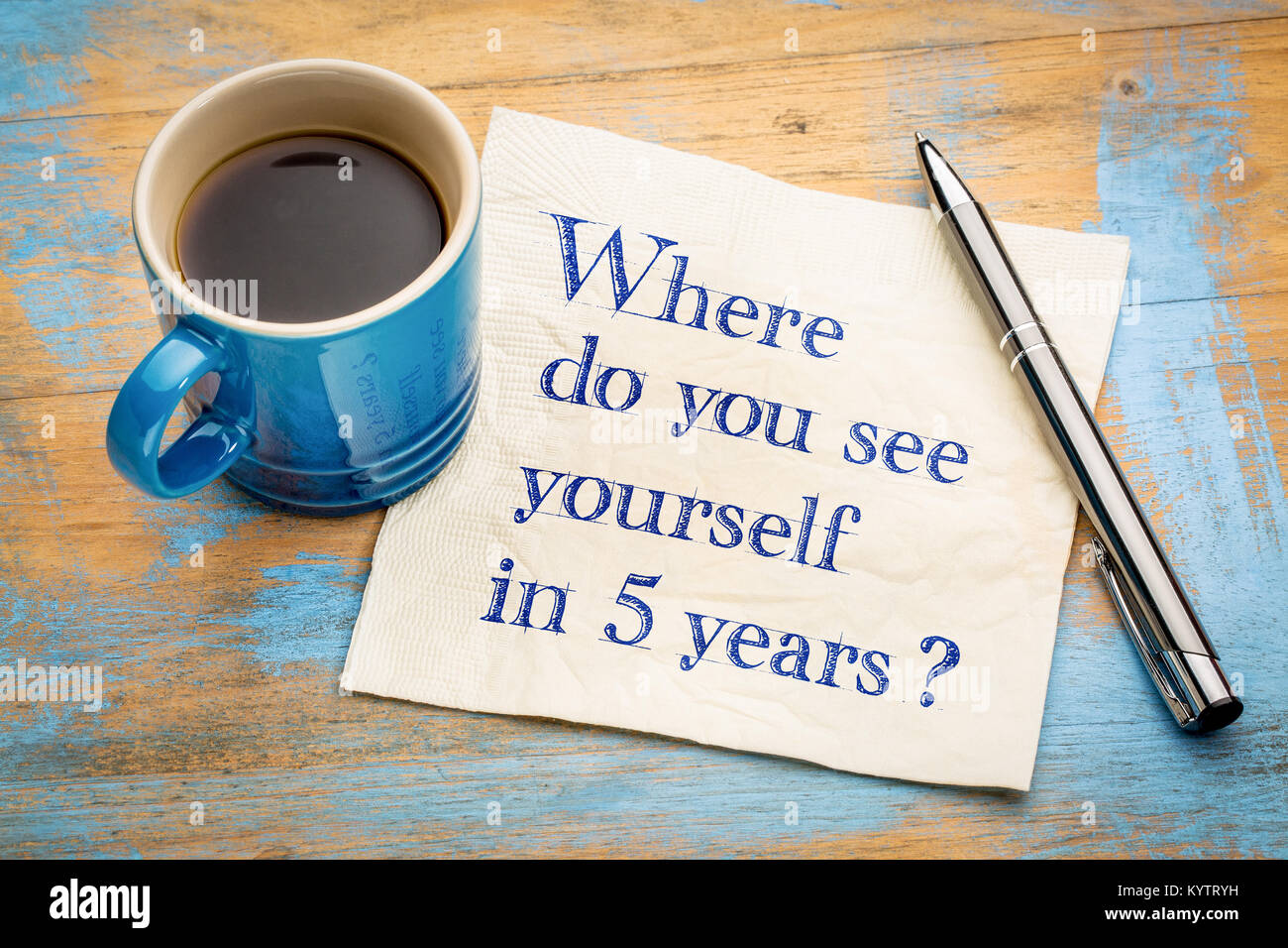 Wo sehen Sie sich in 5 Jahren? Handschrift auf eine Serviette mit einer Tasse Espresso Stockfoto