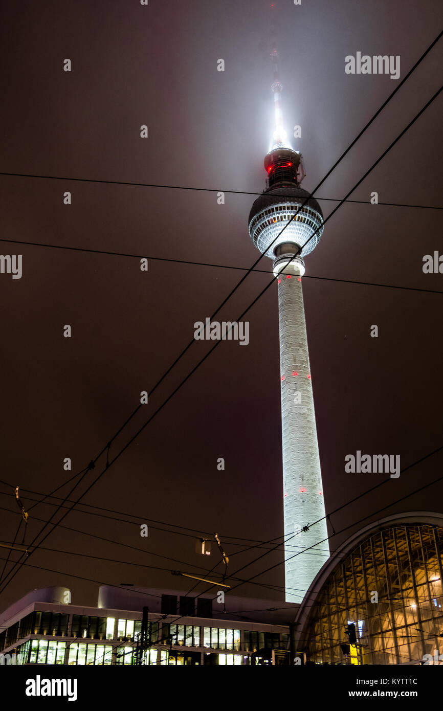"Fernsehturm" alias "Alex Turm' - den berühmten Berliner Fernsehturm am Alexanderplatz, Berlin auf einem nebligen Winter Nacht. Dezember 2017 Stockfoto