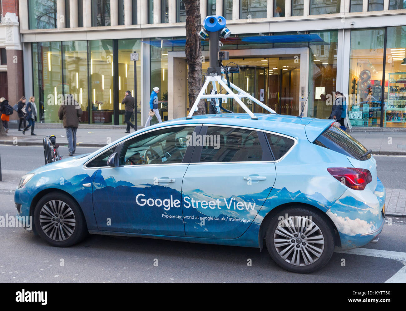 Ein Google Street View Auto, montiert mit einem 360 Grad Kamera