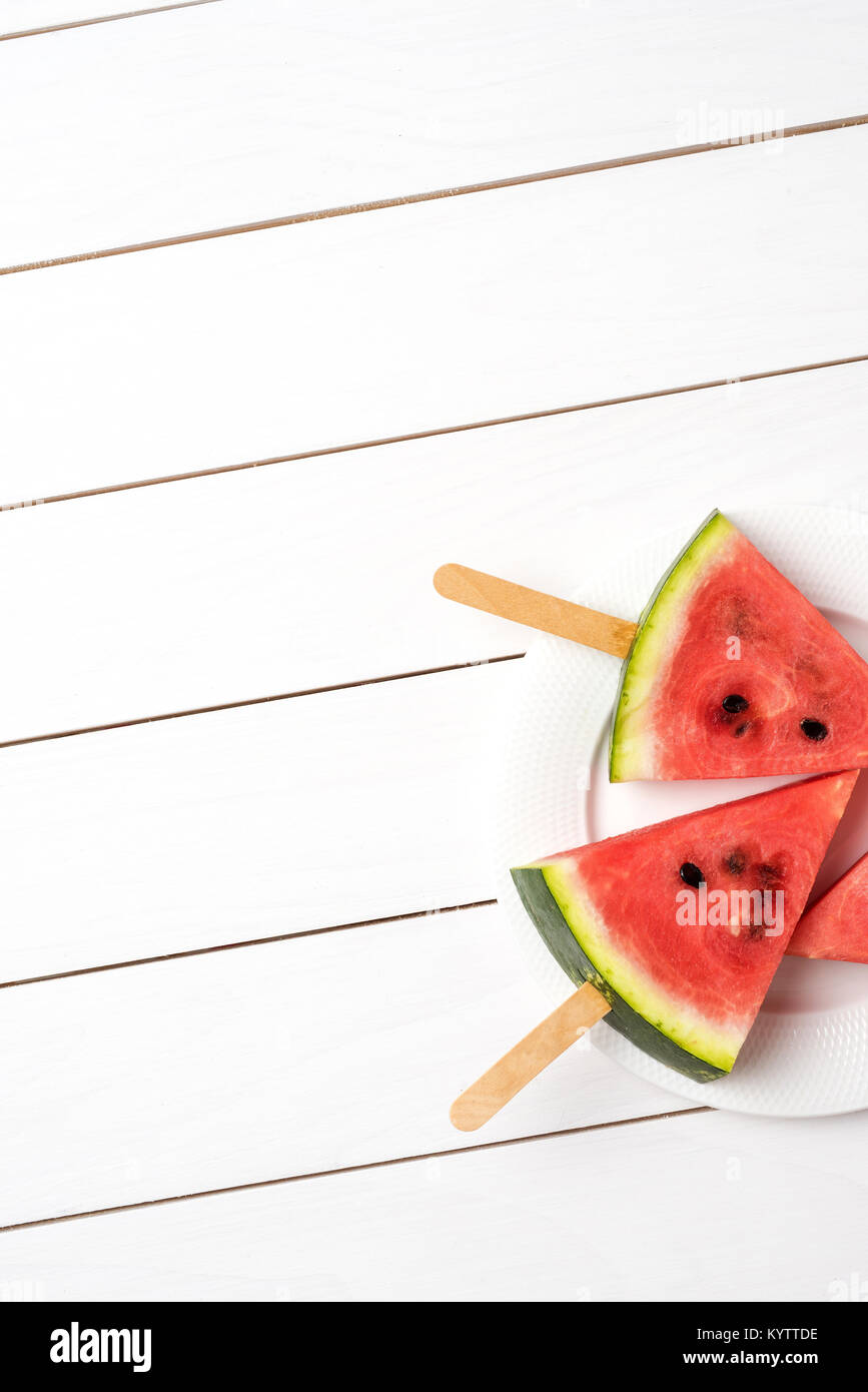 Overhead shot von Wassermelone auf weißem Holz- Hintergrund Stockfoto