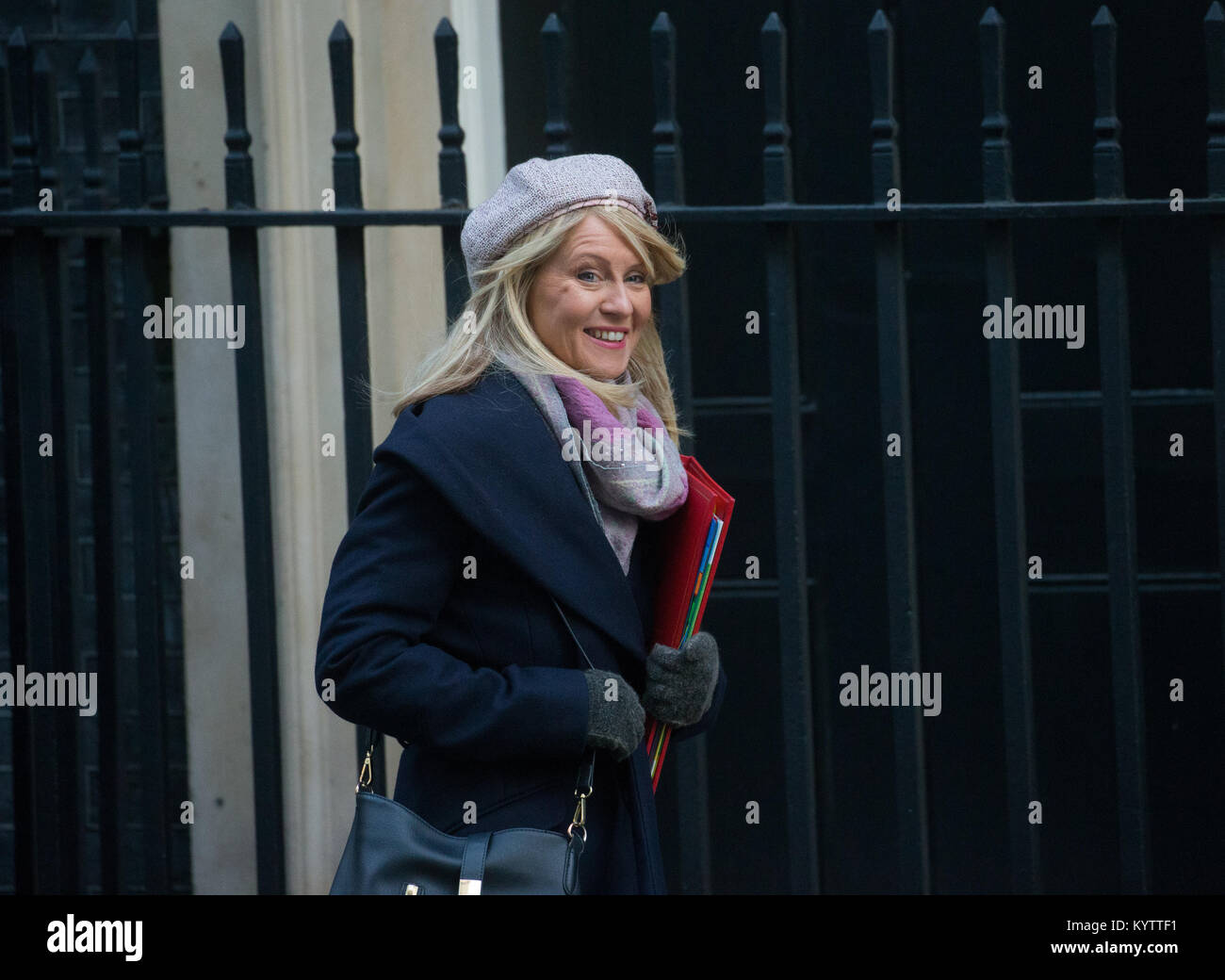 Esther McVey, Minister für Arbeit und Altersversorgung und MP für Tatton, kommt in der Downing Street für eine Kabinettssitzung Stockfoto