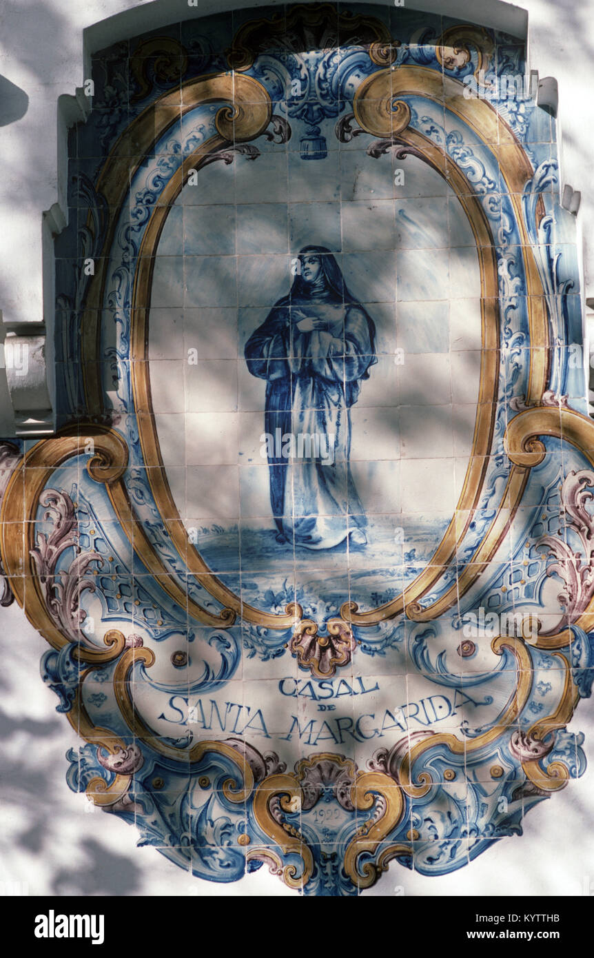 Straße und Häuser Azulejos, bemalten Keramikfliesen, Lissabon, Portugal Stockfoto