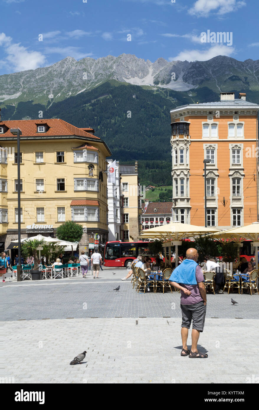 Tag Sommer in der Altstadt von Innsbruck. Historische Häuser und monumentalen Berge und blauer Himmel im Hintergrund. Stockfoto