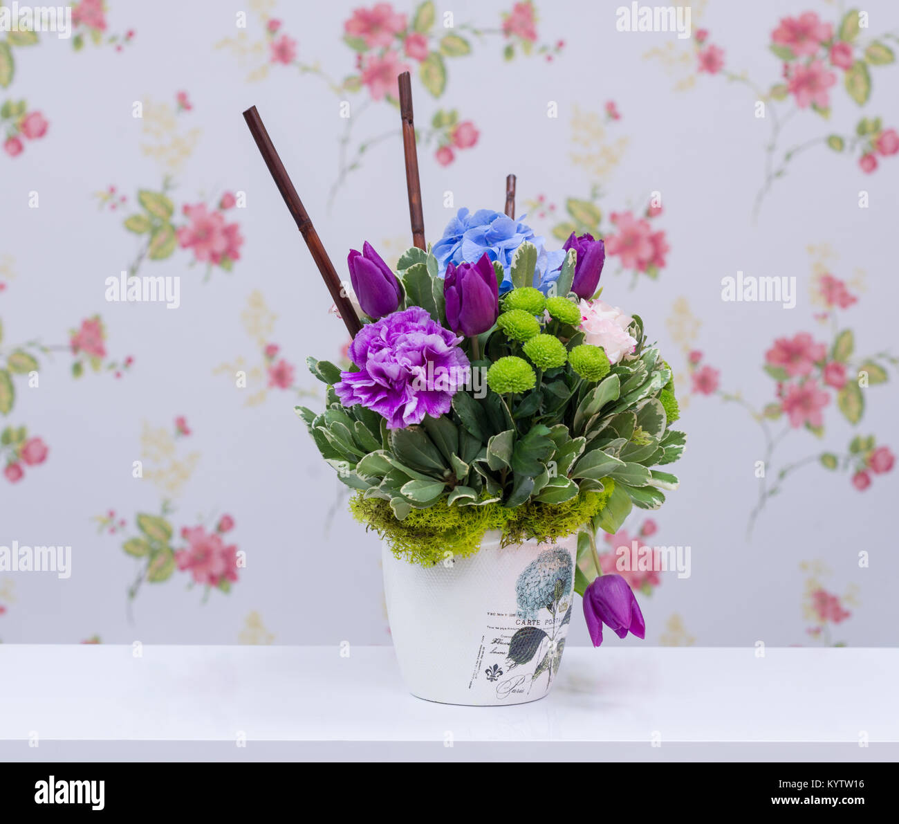 Blumen Anordnung mit Rosen, Hortensia und Tulpen Stockfoto