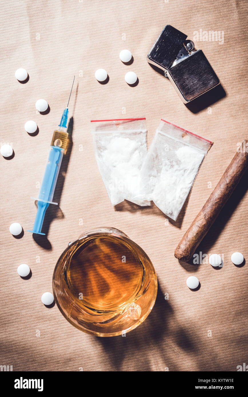 Harte Drogen und Alkohol. Ansicht von oben Stockfoto