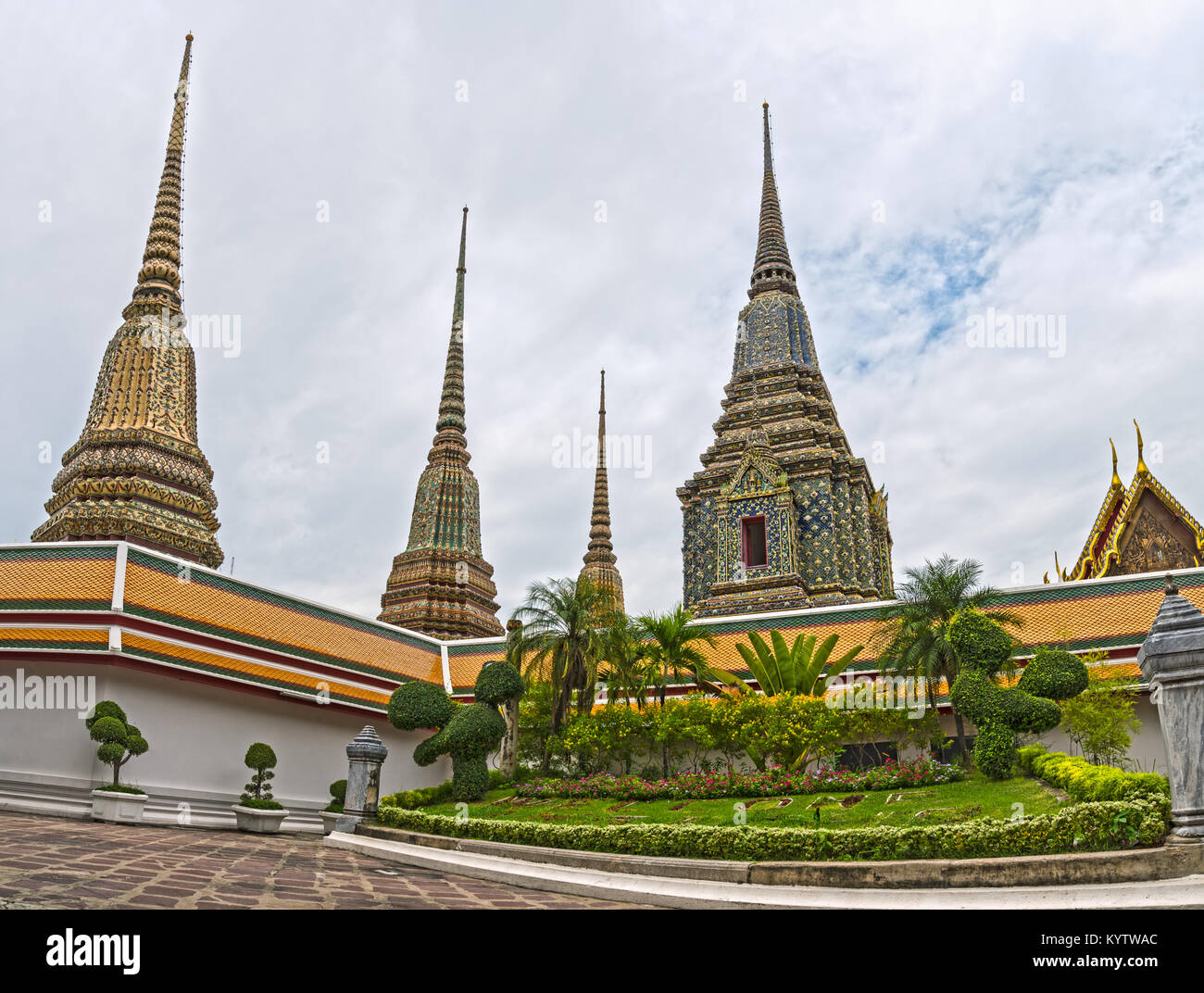 Tief unten Winkel der Pagoden im Buddhistischen Tempel Wat Pho, Bangkok, Thailand. Stockfoto