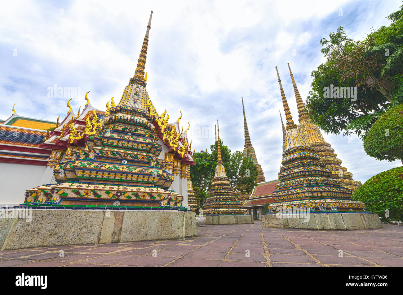 Tief unten Winkel der Pagoden und Gebäude in buddhistischen Tempel Wat Pho, Bangkok, Thailand. Stockfoto