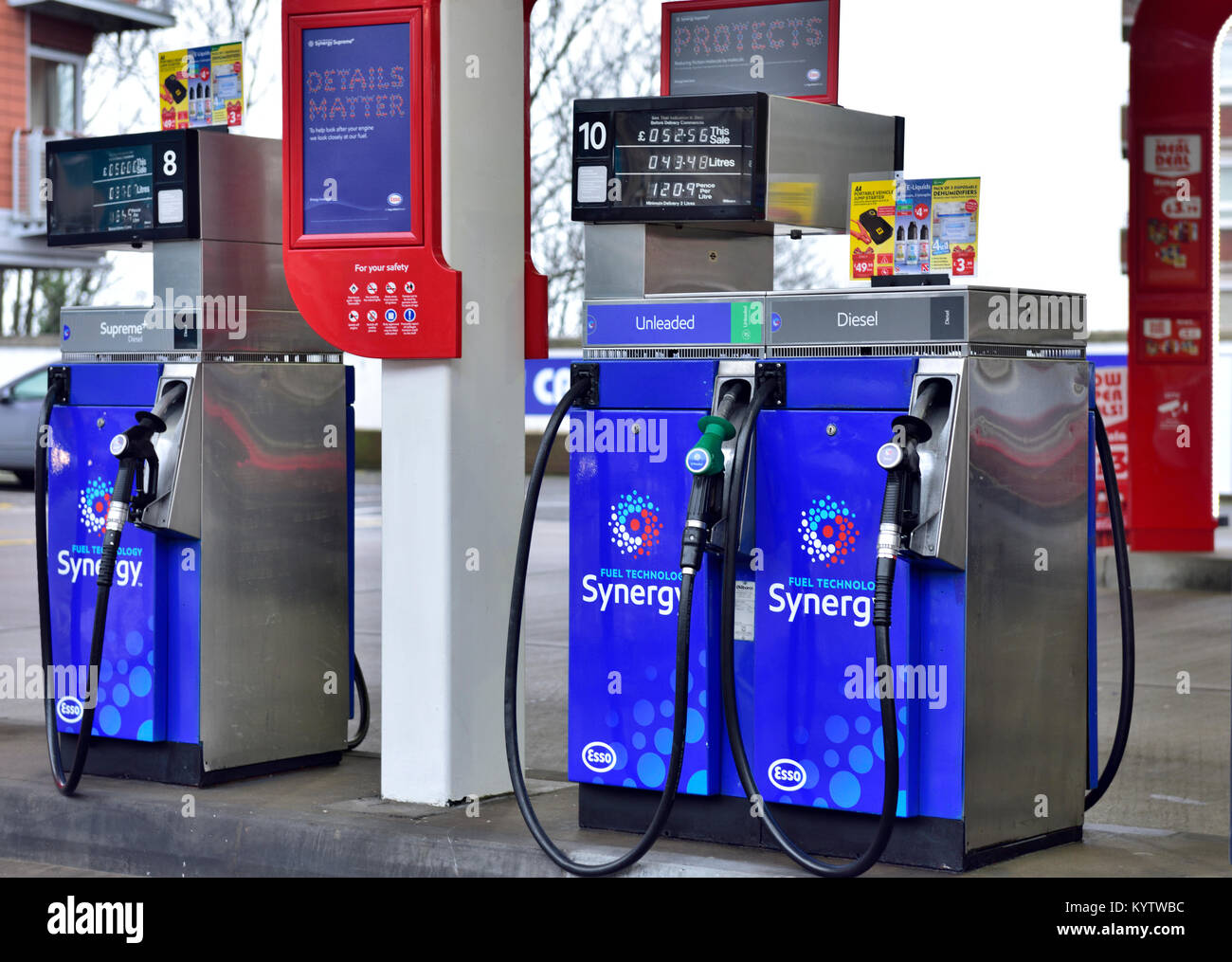 Zapfsäulen für Benzin Bahnhofsvorplatz sowohl mit Benzin und Diesel Pumpen Stockfoto